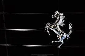 De quelle fameuse marque, ce pur-sang est-il l'emblème ?