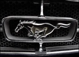 Depuis 1964, quel constructeur américain est le concepteur du célèbre modèle "Mustang" ?