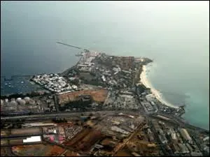 Combien d'habitants la ville de Dakar compte-t-elle en 1947 ?