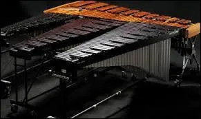 Quel clavier ne se joue généralement pas à quatre baguettes ?