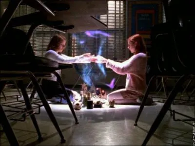 [Les Deux Visages] Avec qui Willow fait-elle de la magie ?