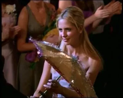 [Les Chiens de l'enfer] Quelle est la dédicace marquée sur le parapluie-trophée de Buffy ?