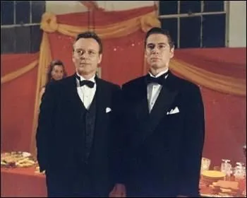 [La Cérémonie 1er partie] Au début de l'épisode, que font Wesley et Giles ?