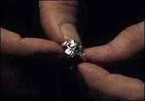 [La Nouvelle Petite Sur] A la fin de l'épisode, où Buffy dépose-t-elle l'anneau de Claddagh ?