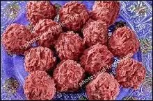 Pour accompagner le café, voici des papalines, petits chardons qui font la fierté d'Avignon. Quelle liqueur pouvez-vous savourez au coeur de cette confiserie ?