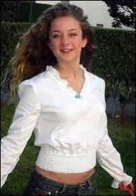 Qui s'occupe d'Ella quand ses parents sont au travail ?