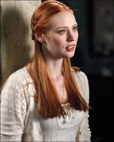 Dans quelle série/saga trouve-t-on cette actrice qui incarne une jeune vampire ?