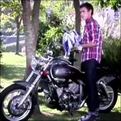 Est-ce que León va avoir un accident de moto ?