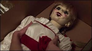 Pour quelle occasion John (le mari) offre-t-il la poupée à sa femme ?