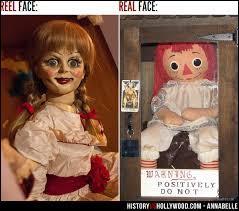 Dans l'histoire originale qui offre la poupée et à qui ?