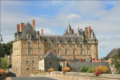 Votre ami Henri vous écrit de son nouveau domicile à Durtal, dans quel département habite-t-il ?