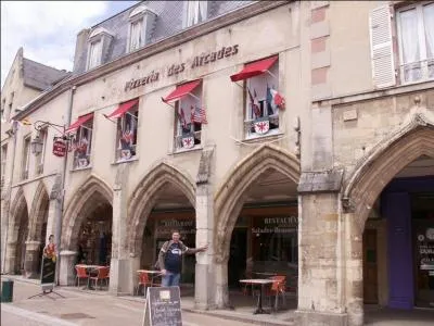 Votre oncle Francis vous a invité pour ses cinquante ans de mariage qu'il fête dans sa ville de Carentan, dans quel département serez-vous ?