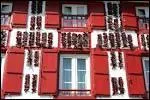 Au pied des montagnes, à moins de 10km de l'Espagne, c'est un village au décor traditionnel basque qui a fait sa réputation grâce au piment.