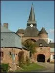 Au coeur du paysage bocager de la Thiérache, entre Laon et Charleville-Mézières, ce petit village posède une insolite et robuste église fortifiée du XVIe siècle, toute de brique rouge.