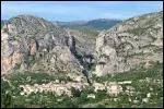 Planté sur une haute terrasse entre l'immense lac artificiel de Sainte Croix, le rebord du plateau de Valensole et les gorges du Verdon, c'est d'après Giono "une crèche provençale".