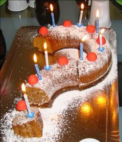 L'heure a sonné de vous dire de qui nous fêtons l'anniversaire ! Quizzbiziens, connaissez-vous bien les membres de votre site ? C'est une dame ! Elle est 5e au top quizzeur, 5e au top correcteur, elle a créé 999 quiz, elle aime la gastronomie et les beaux villages de France, c'est sa chienne qu figure sur son avatar !