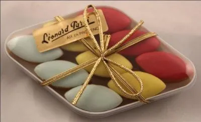 Elle est si gourmande que nous lui ferons plaisir en lui offrant cette boîte de calissons parfumés à la fleur d'oranger. Quel fruit compose leur pâte ?