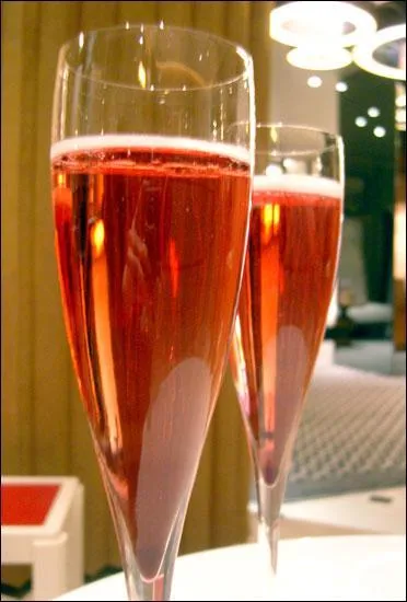 L'apéritif est un véritable kir, selon la recette du chanoine, de quoi est-il composé ?