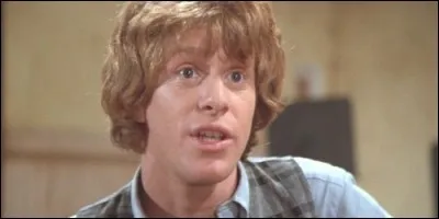 Il s'occupe d'organiser des casting pour les spectacles de l'école, il s'agit de :