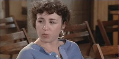 Qui s'inscrit dans cette école pour devenir actrice ?