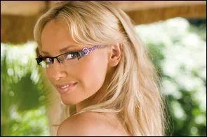 En supplantant Antoine, Adriana Karembeu est devenue l'égérie de la marque d'opticiens Atol en 2008. Quelle était l'innovation de la marque quand elle a fait leur pub ?