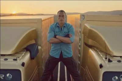 Avez-vous déjà vu un philosophe faire le grand écart entre deux camions qui reculent. Jean-Claude Van Damme l'a fait ! Pour quelle marque de poids lourds ?