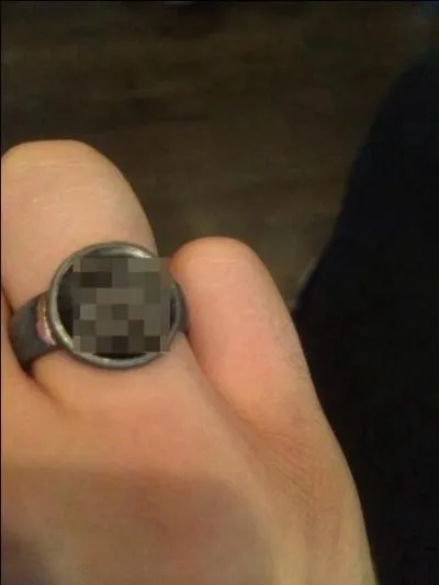 Qu'est-il écrit sur sa bague ?