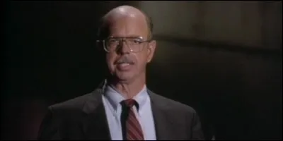 Le principal de l'&eacute;cole s'appelle :