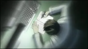 De quelle manière meurt une personne dont le nom a été écrit sur la Death Note si elle n'a pas été précisée avant 40 secondes ?