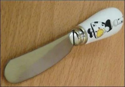 Pour étaler le beurre sur le pain, il faut -------------.