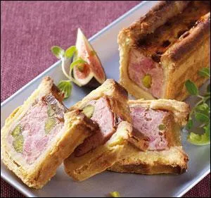 Voici, ensuite un pâté croûte classique, quel ingrédient de couleur verte y aperçoit-on ?