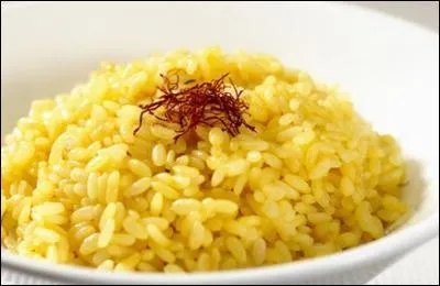 Un médaillon de riz l'accompagne, quel ingrédient onéreux qui se marie bien avec le poisson, lui donne sa couleur jaune ?