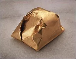 A côté de votre tasse à café, se cache une surprise du terroir ardèchois, soigneusement emballée dans un joli papier doré, allez-vous deviner ?