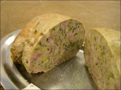Puisque nous sommes en Ardèche, goûtons donc ce beau pâté doré au four appelé "La maoche" :