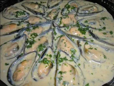 Et bien si vous choisissez le plat du jour, on vous servira des moules dont farine, oeufs, beurre et échalotes et crème sont indispensables pour leur appellation :