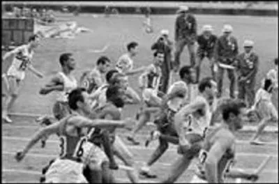 Qui est cet athlète donnant le relais à Jocelyn Delecour, à Tokyo, aux Jeux Olympiques en 1964, pour la finale du 4 x 100 mètres ?