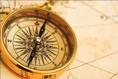 Combien de degrés séparent le Nord du Nord-Est sur une boussole ?