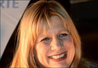 Avec qui la chanteuse Stone a-t-elle tenté l'Aventura ?