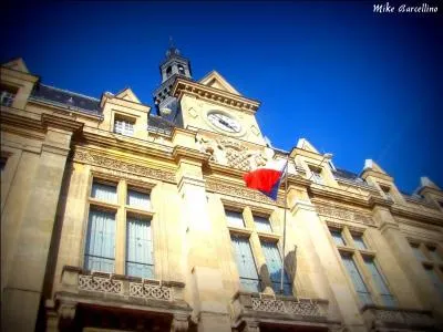 Quel architecte a-t-il con&ccedil;u la mairie (1878-1883) ?