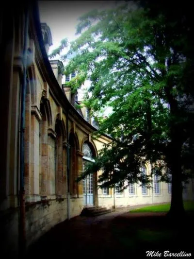 En quelle ann&eacute;e fut fond&eacute;e la maison d'&eacute;ducation de la L&eacute;gion d'honneur de Saint-Denis ?