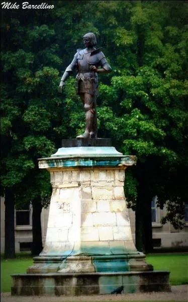 Quel personnage repr&eacute;sente cette statue visible &agrave; la maison d'&eacute;ducation de la L&eacute;gion d'honneur ?