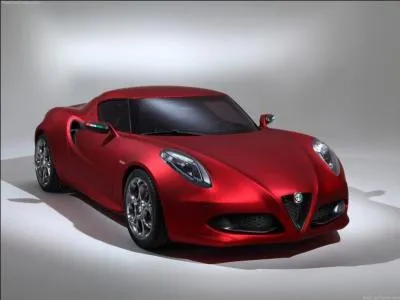Voici un modèle de haut de gamme construit par Alfa Romeo ; quel modèle est-ce ?
