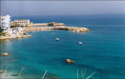 Quelle mer ou océan borde le pays ?