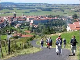 Comme ces gens, nous sommes sur la route qui mène à la ville Altiligérienne de Saugues. Nous nous trouvons en région ...