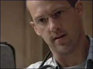 Quelle femme se fait passer pour un médecin ?