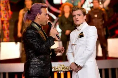 Après le passage bouleversant de Katniss, c'est le tour de Peeta. Lui aussi créé un mouvement dans la foule du Capitol. Que fait-il ?