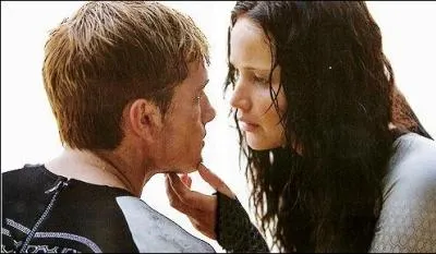 Sur la plage, en tête à tête, qu'offre Peeta à Katniss ?