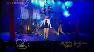 Dans la saison 3, quelle est la chanson qu'Austin chante devant Barack Obama ?