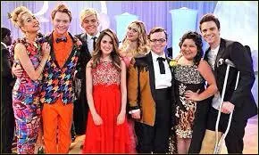 Au bal de Promo, Trish va au bal avec qui ?