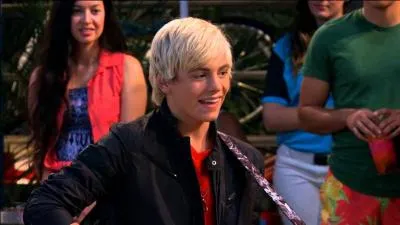 Dans la saison 3, après avoir reçu une mauvaise critique, Austin se redonne confiance en chantant quelle chanson ?